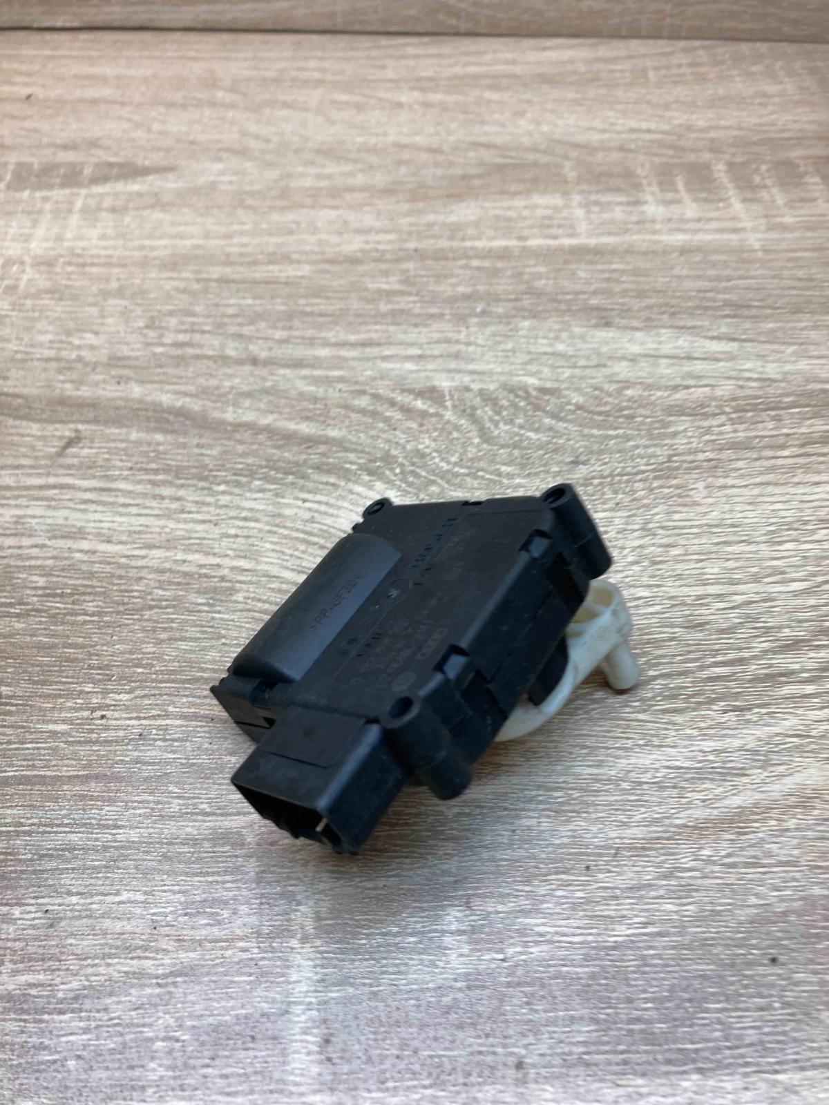 0132801359 CZ116880 3141  Air flap motor/actuator Audi A6 S6 C6 4F