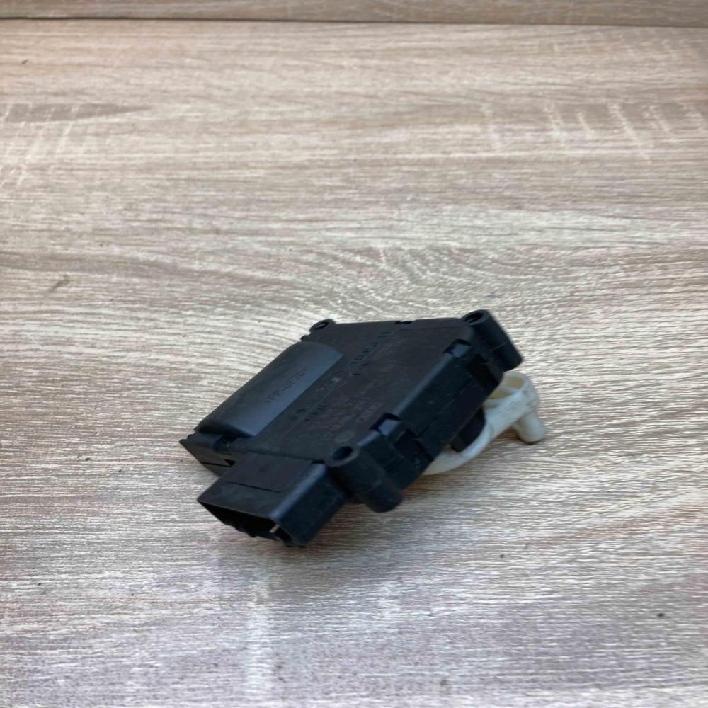0132801359 CZ116880 3141  Air flap motor/actuator Audi A6 S6 C6 4F