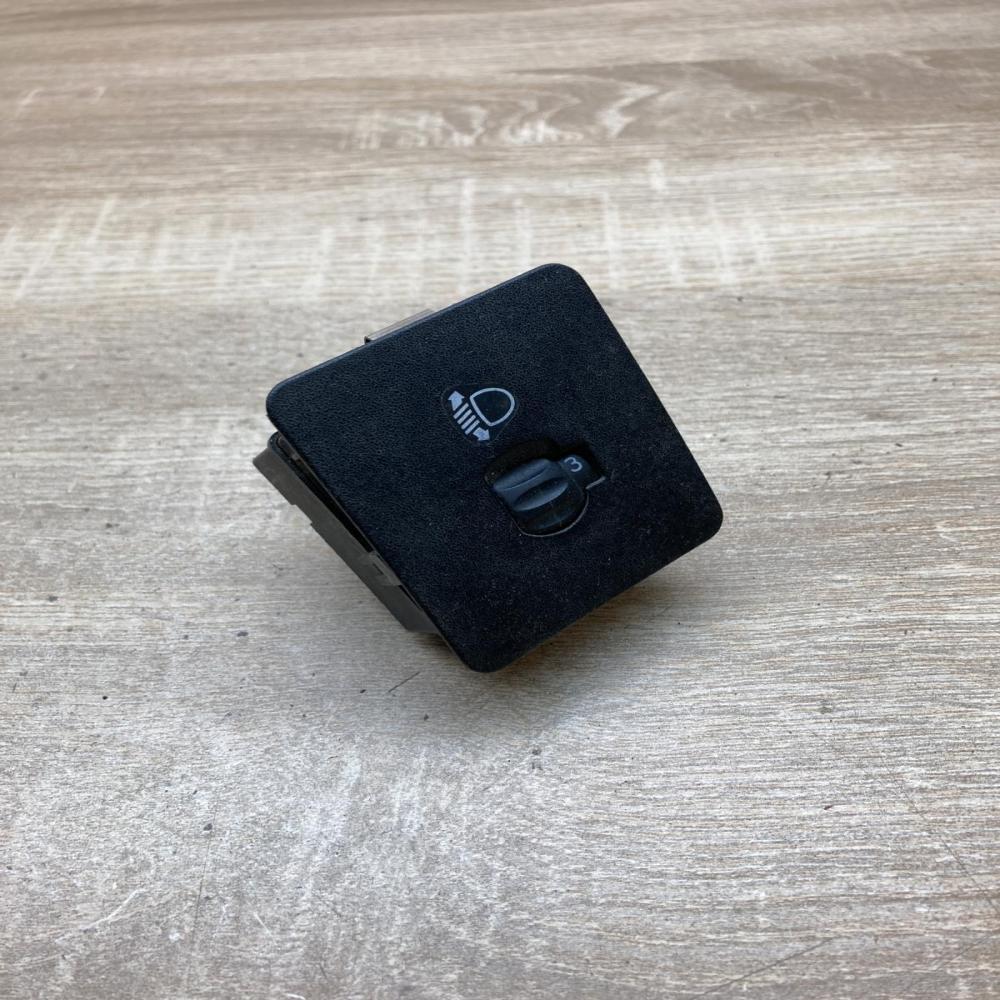 7700817598   Headlight level height control switch Renault 19