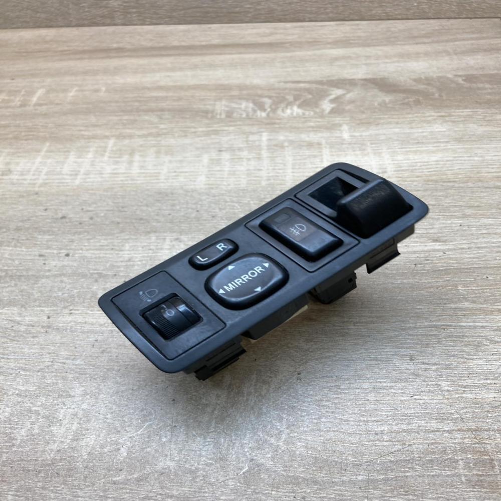 183574 153261  Wing mirror switch Toyota Avensis T250