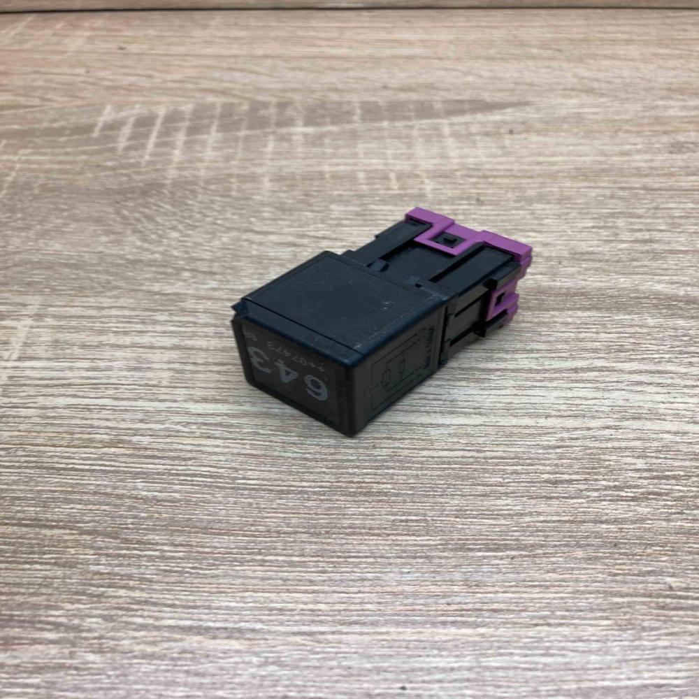 8K0951253 V23136 B6 X72 With Plug Other relay Audi A4 S4 B8 8K