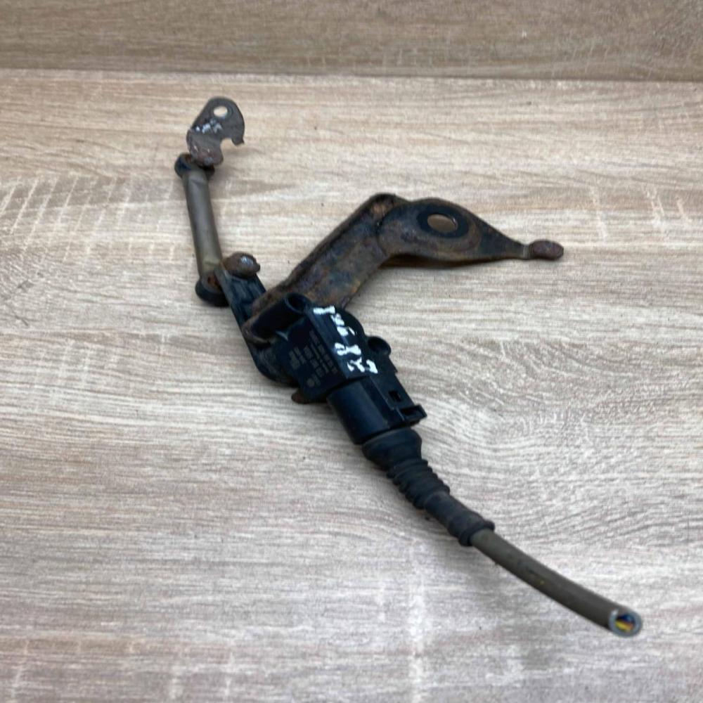 1T0907503A   Rear air suspension level height sensor Audi A4 S4 B8 8K