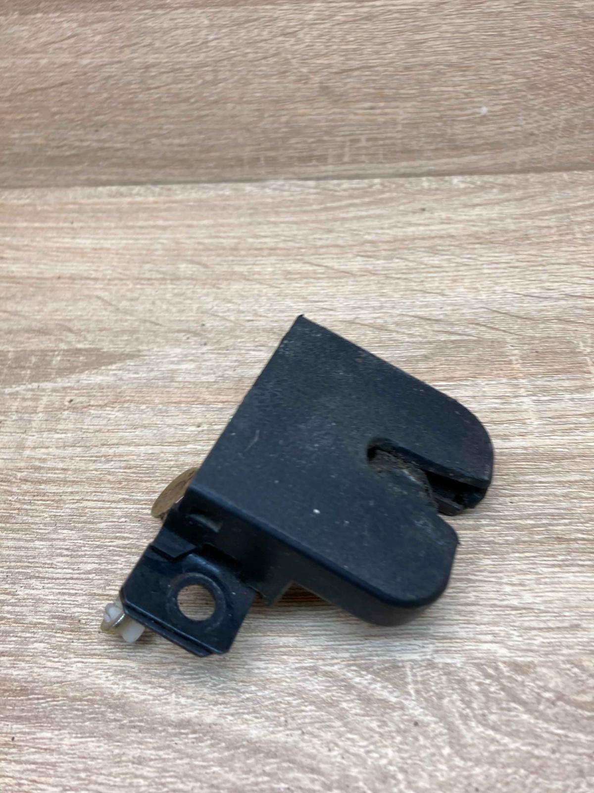 3B9827505   Tailgate/trunk/boot lock/catch/latch Volkswagen PASSAT B5.5
