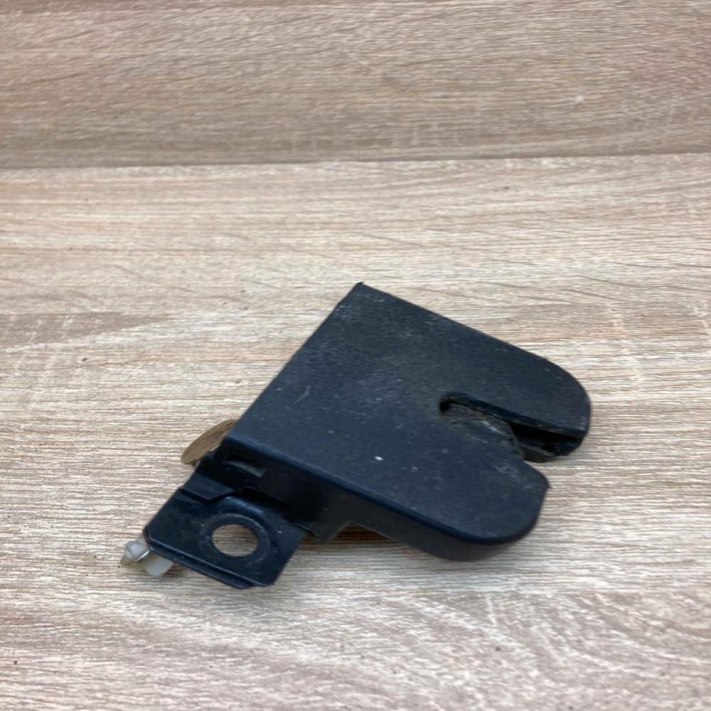 3B9827505   Tailgate/trunk/boot lock/catch/latch Volkswagen PASSAT B5.5