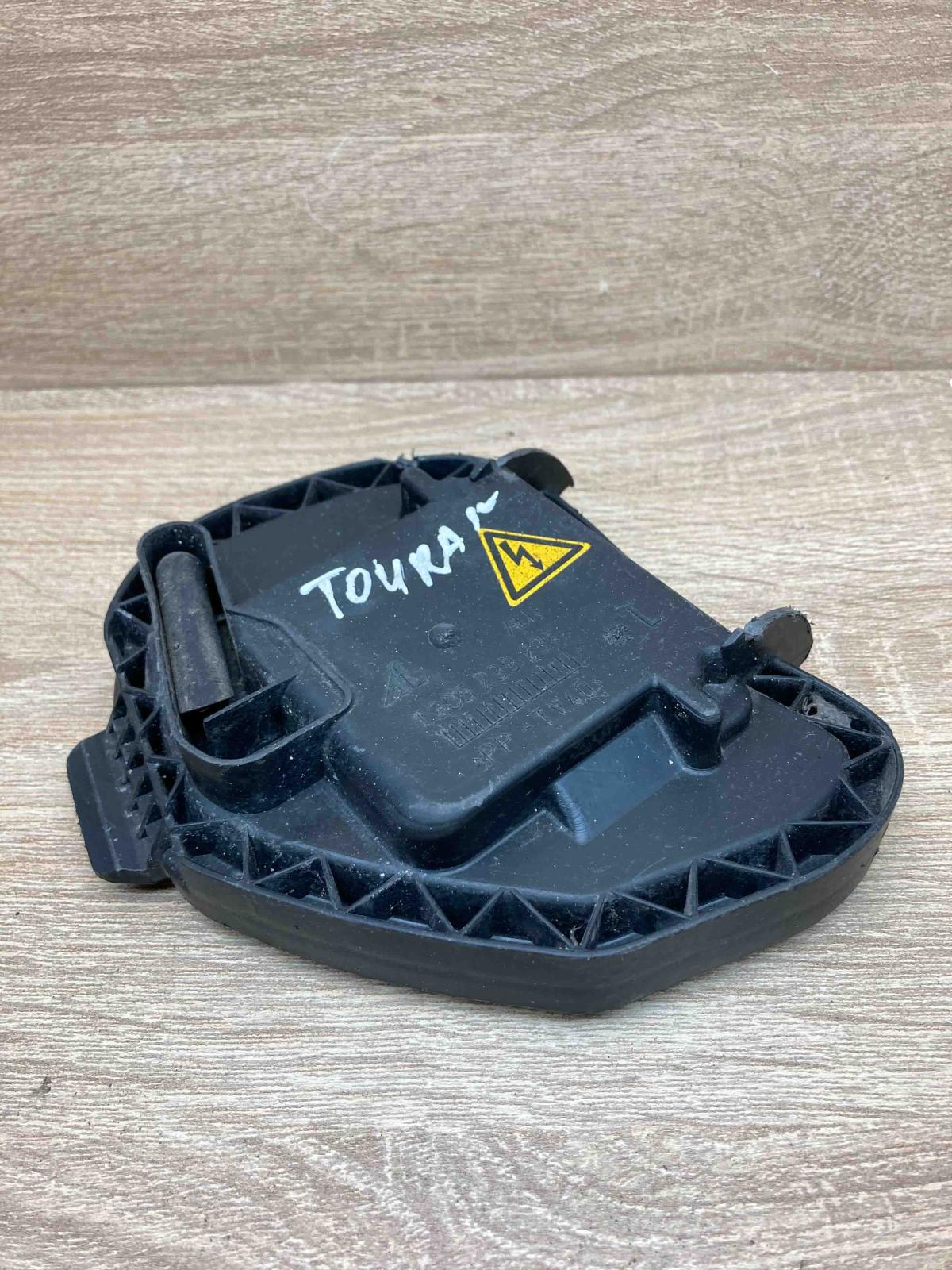 1305239234   Headlight/headlamp dust cover Volkswagen Touran I
