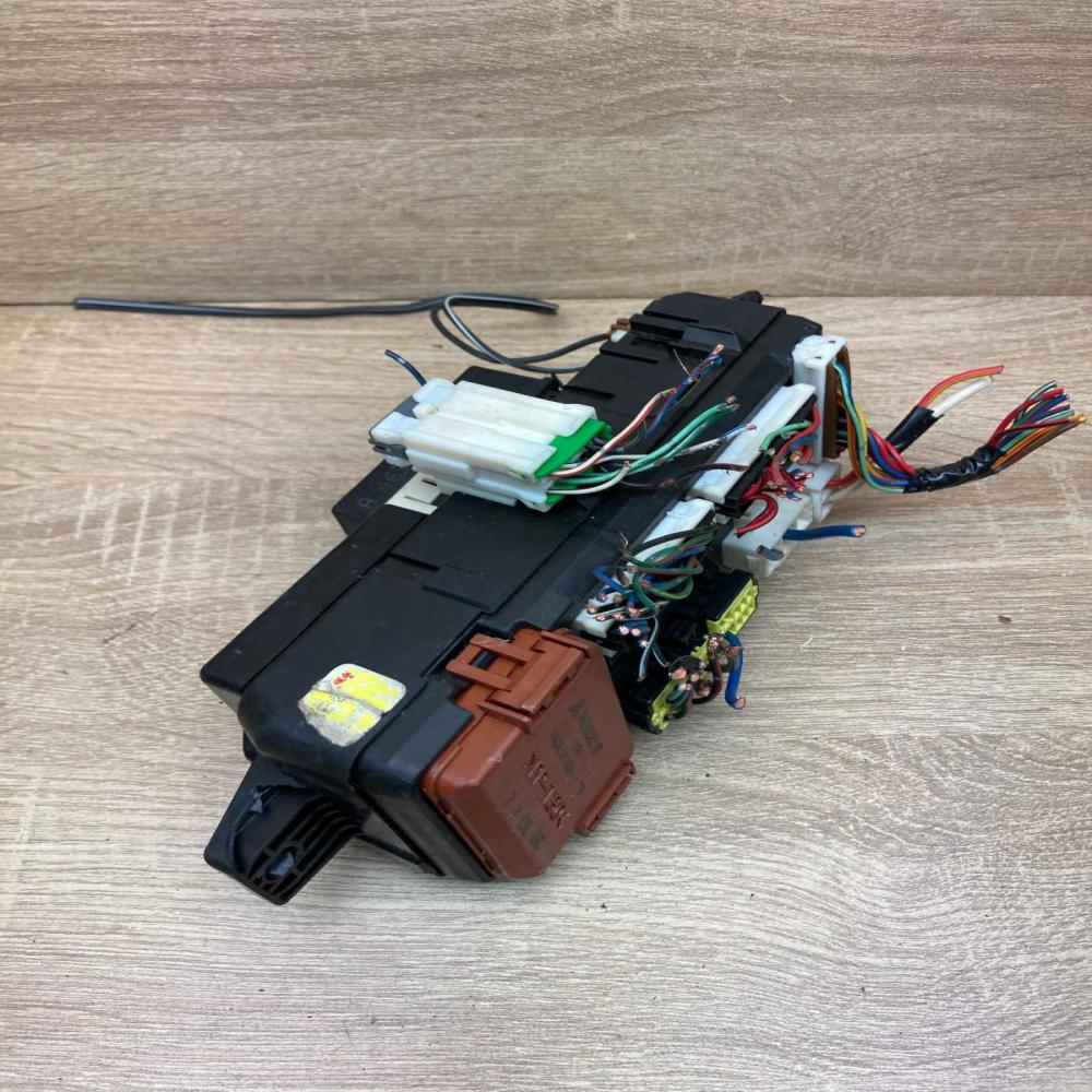 MR318828 MB953355 With Plug Fuse module Mitsubishi Carisma