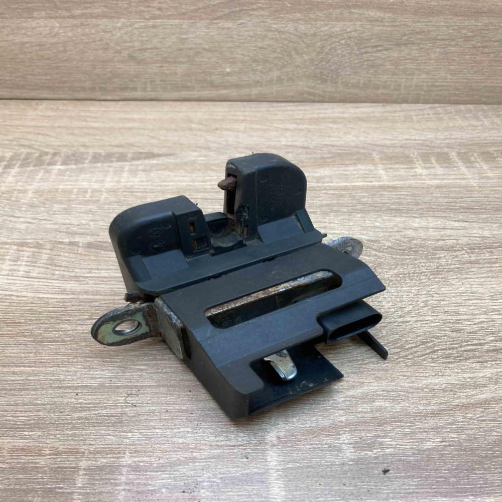 1K6827505C   Tailgate/trunk/boot lock/catch/latch Volkswagen Golf V