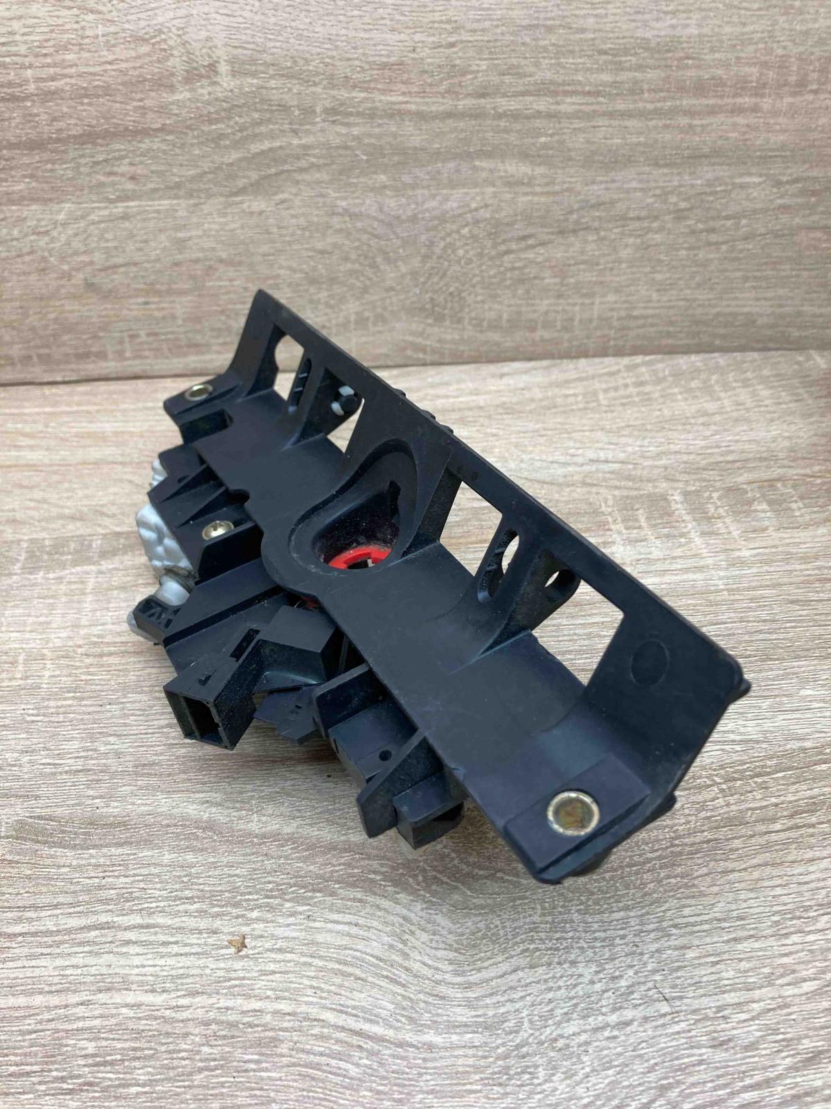 Trunk Lock Audi VW   Tailgate/trunk/boot lock/catch/latch Audi A4 S4 B5 8D