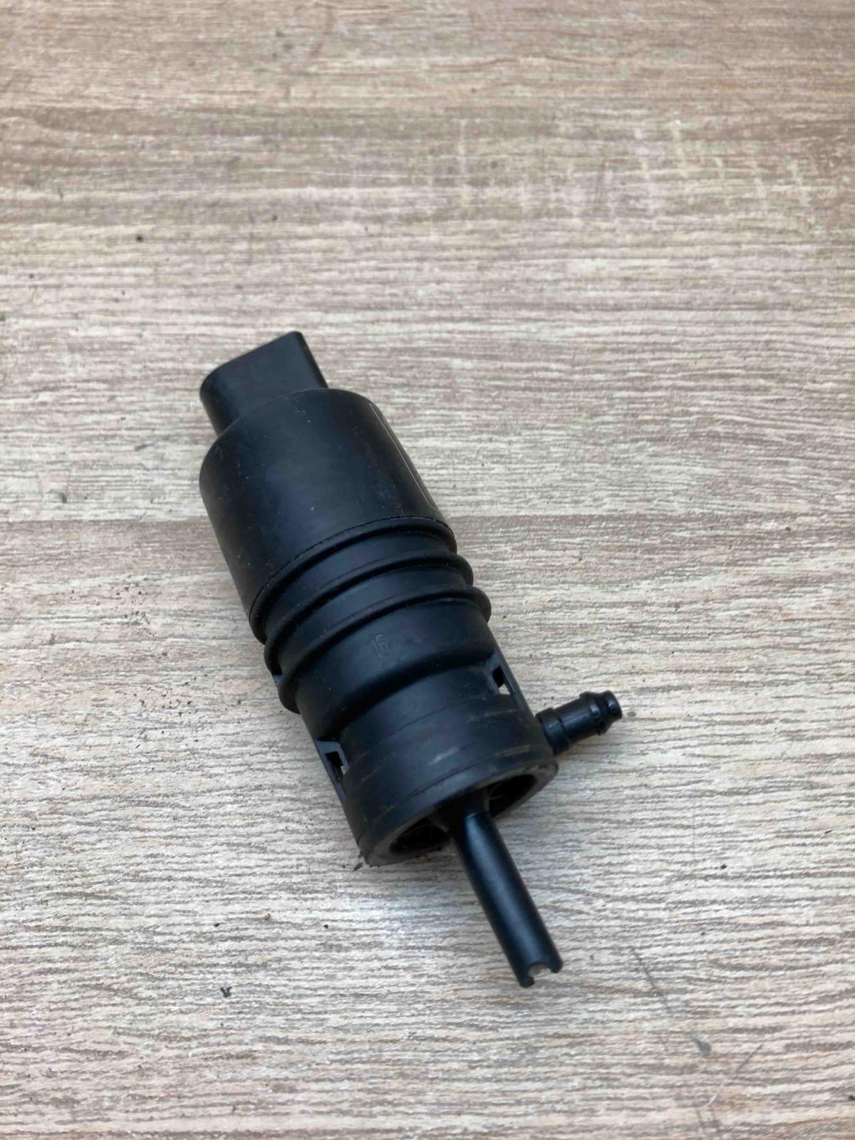 7302588 132640 11  Windscreen/windshield washer pump BMW 1 E82 E88
