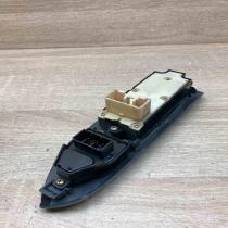 176 3T81   Electric window control switch Mazda MPV
