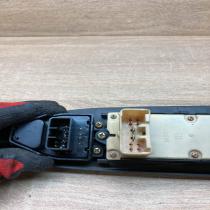176 3T81   Electric window control switch Mazda MPV