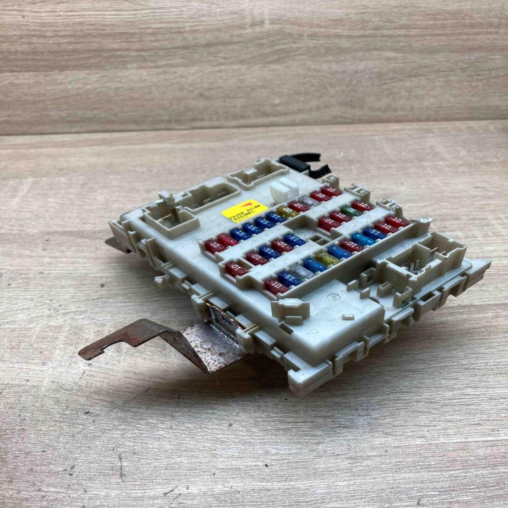 24350 4U100 0323001  Fuse module Nissan Almera Tino