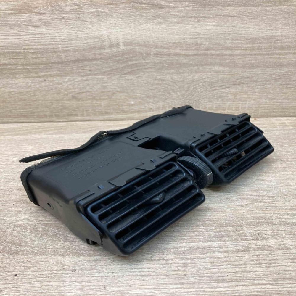Avensis MK1 Air Vent   Dash center air vent grill Toyota Avensis T220