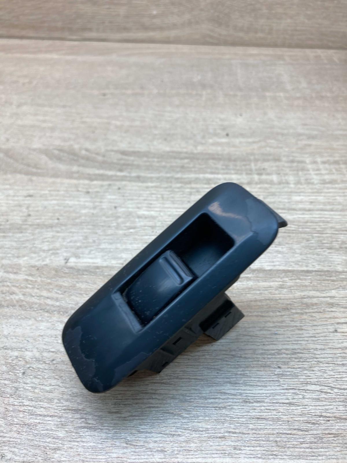 25411 AV600   Electric window control switch Nissan Primera