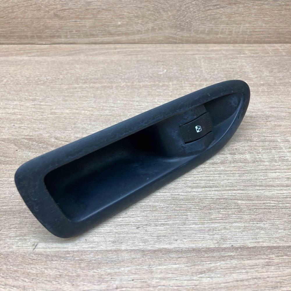8200016013   Electric window control switch Renault Laguna II