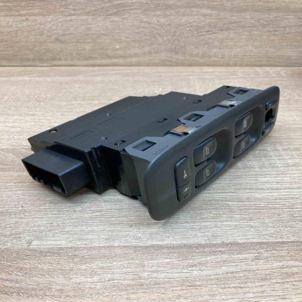 8682836   Electric window control switch Volvo S60