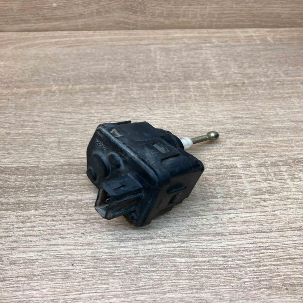 1H0941295E   Headlight level adjustment motor Volkswagen PASSAT B5