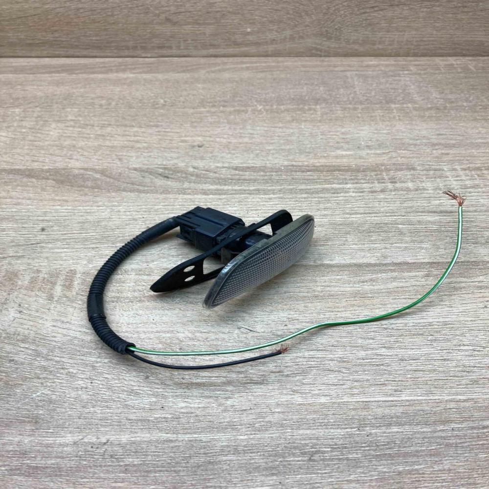Volvo Side Repeater Blinker With Plug RH Front fender indicator light Volvo S70
