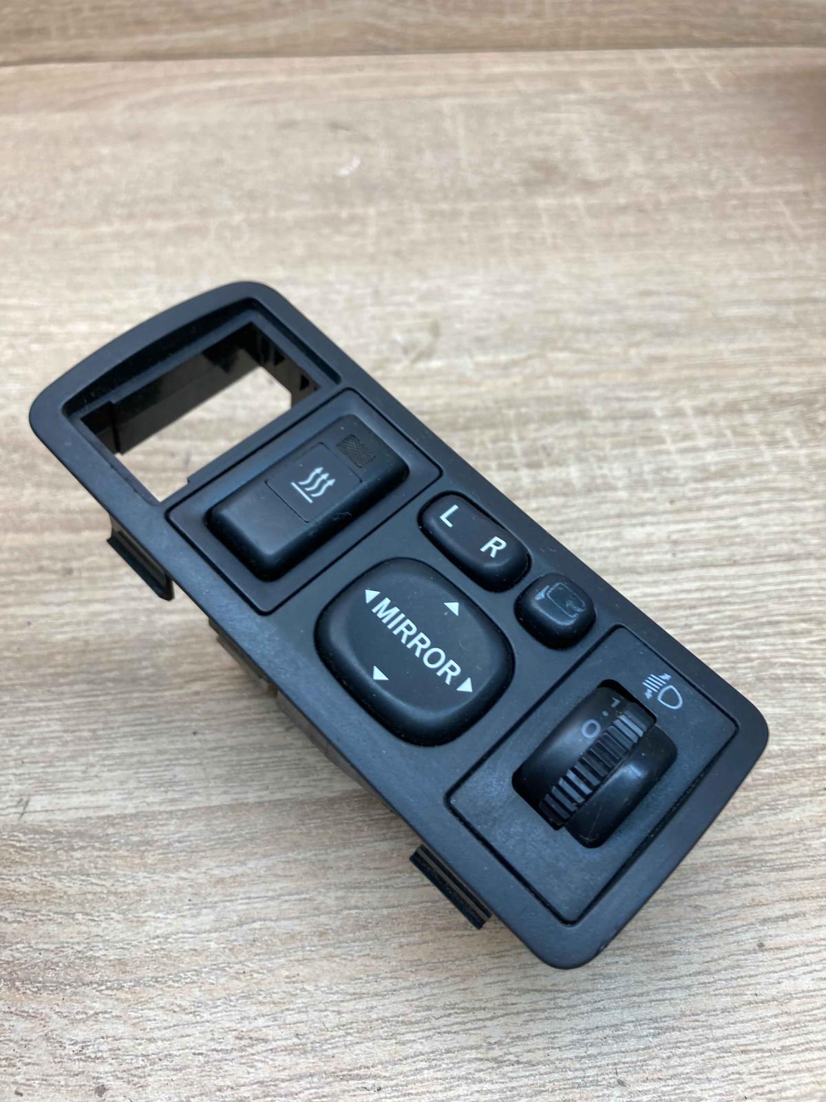 153337 777667  Wing mirror switch Toyota Avensis T250