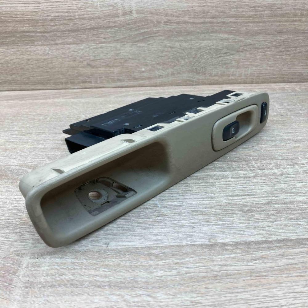 8682950   Electric window control switch Volvo V70