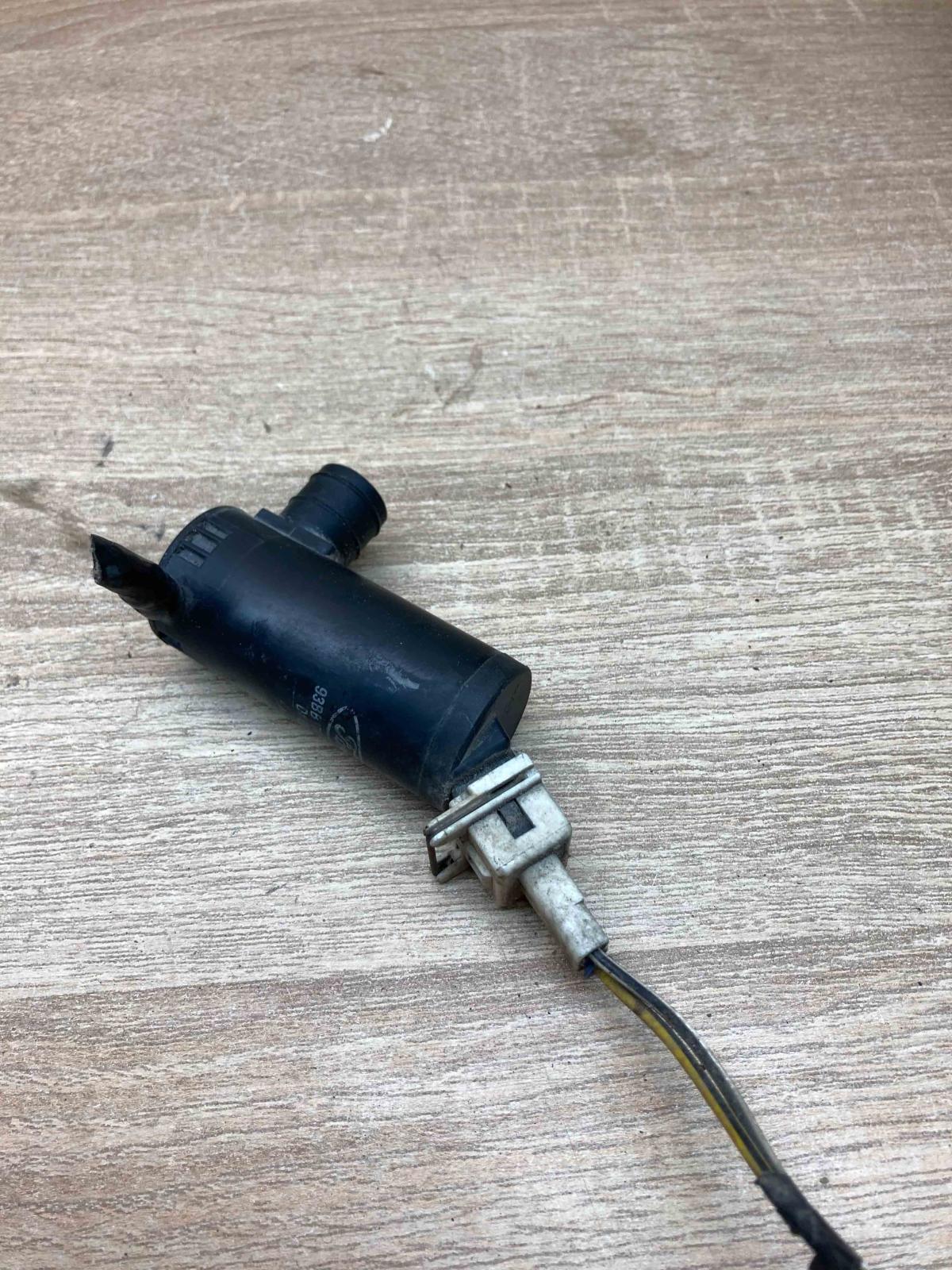 93BB17K624AA  With Plug Windscreen/windshield washer pump Ford Transit