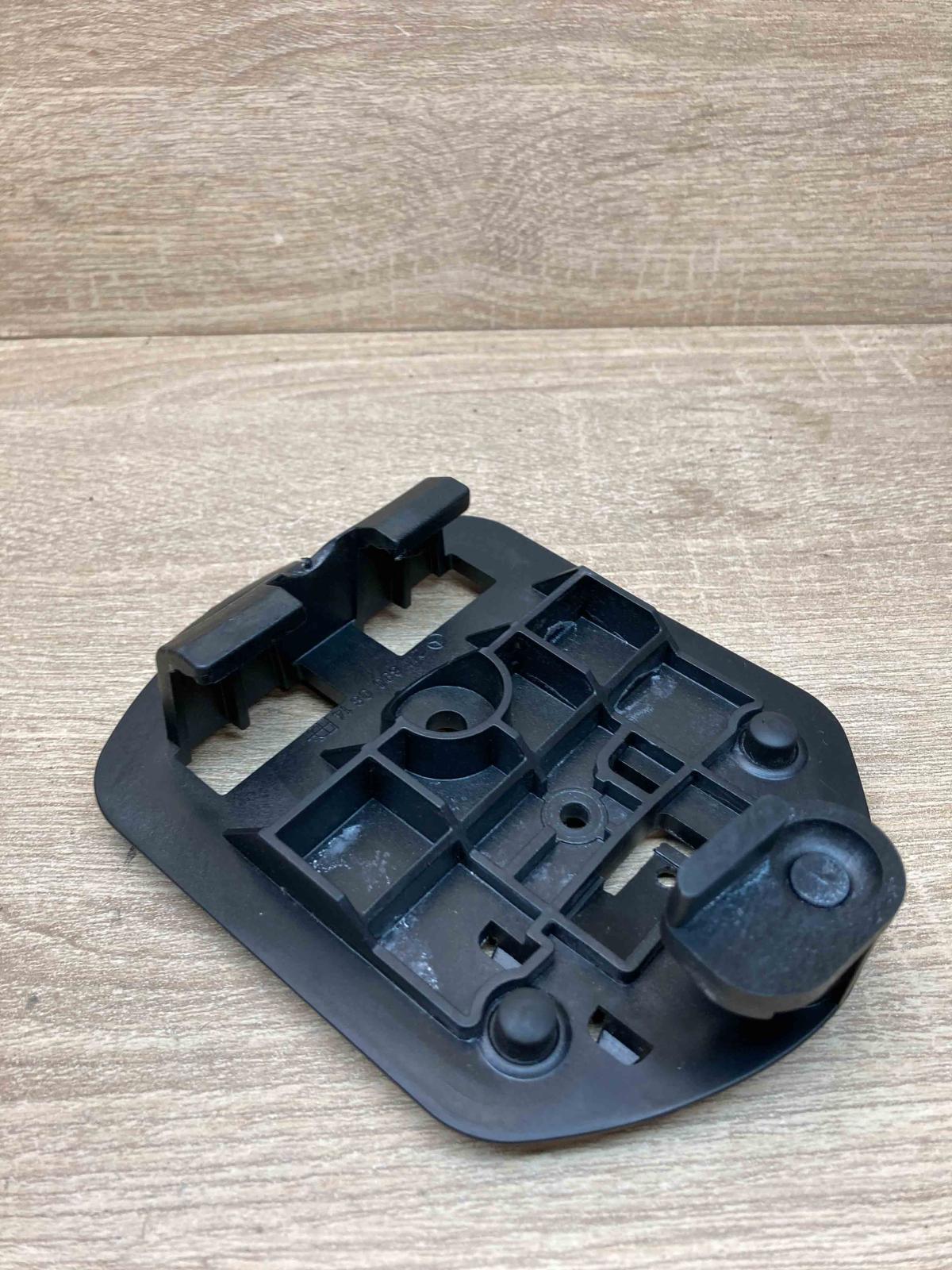 2118900814 Used  Hazard Warning Triangle Mounting Bracket Mercedes-Benz E W211