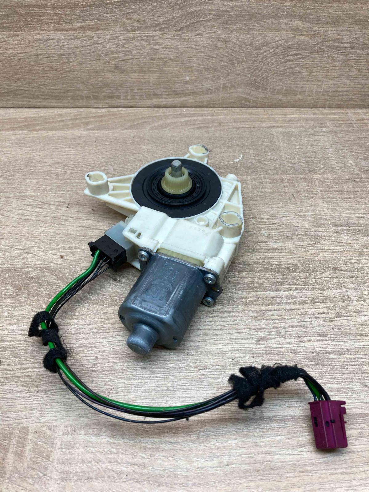 A2048200542 0130822505 With Plug Rear door window regulator motor Mercedes-Benz