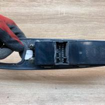 25401 AV660   Electric window control switch Nissan Primera