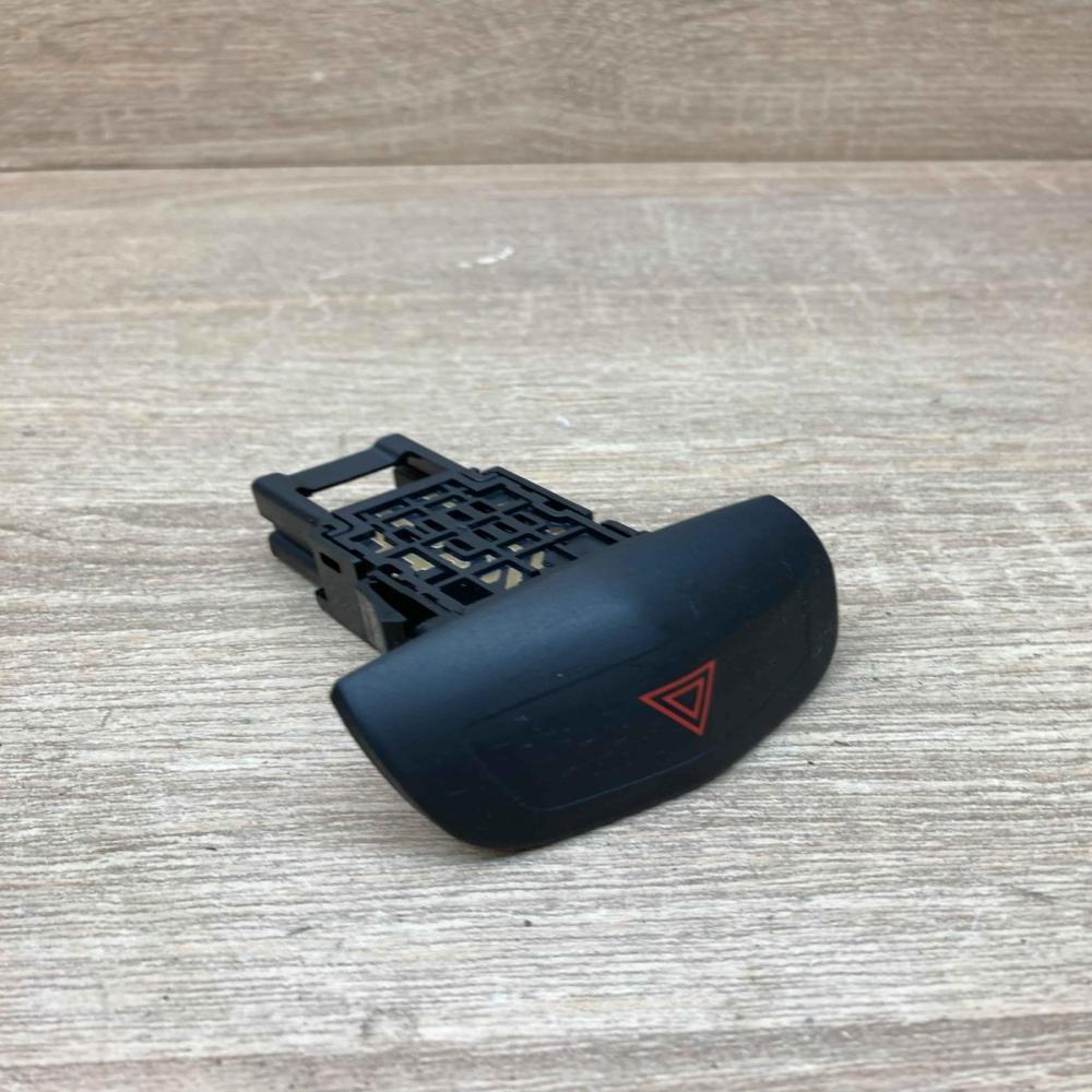 06016 Used  Hazard light switch Nissan Primera
