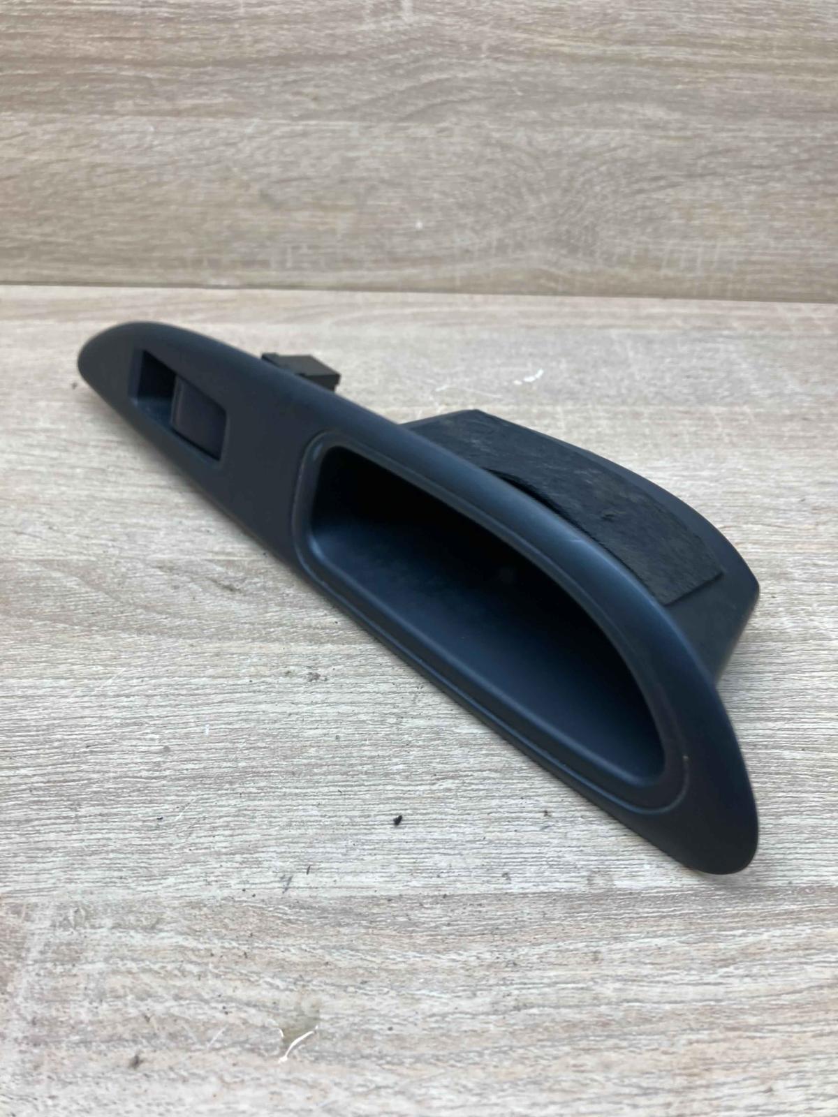 82961 AV760   Electric window control switch Nissan Primera