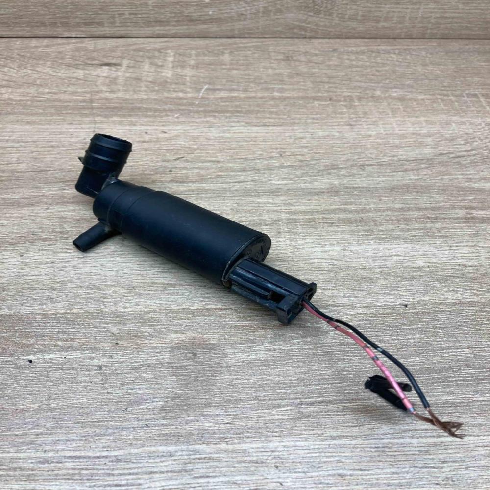 06038  With Plug Headlight washer pump Toyota Corolla E120 E130