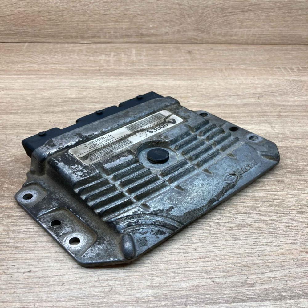 8200242405 21584029 7A  Engine control unit/module ECU Renault Megane II