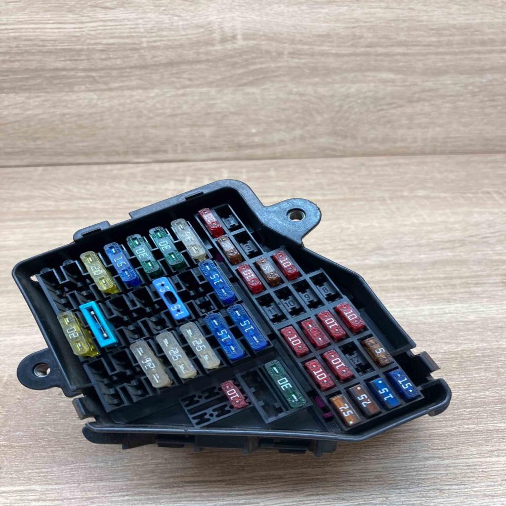 8D1941824 Used  Fuse module Volkswagen PASSAT B5