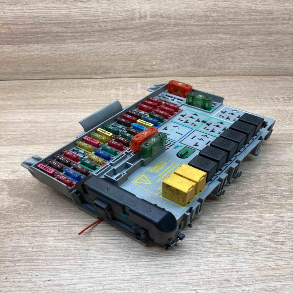 90589965   Fuse module Opel Zafira A