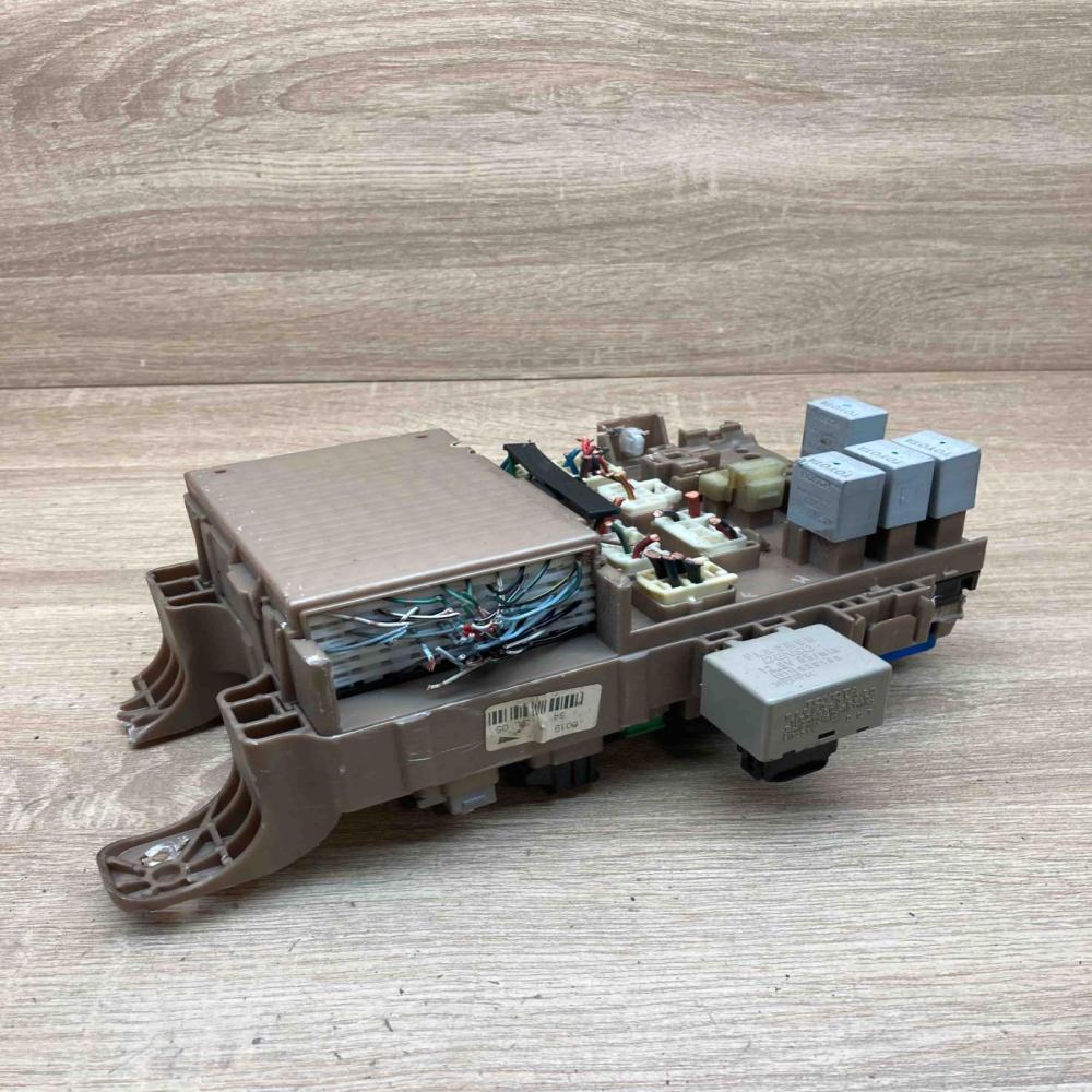 82641 02040 81980 05040  Fuse module Toyota Corolla E120 E130