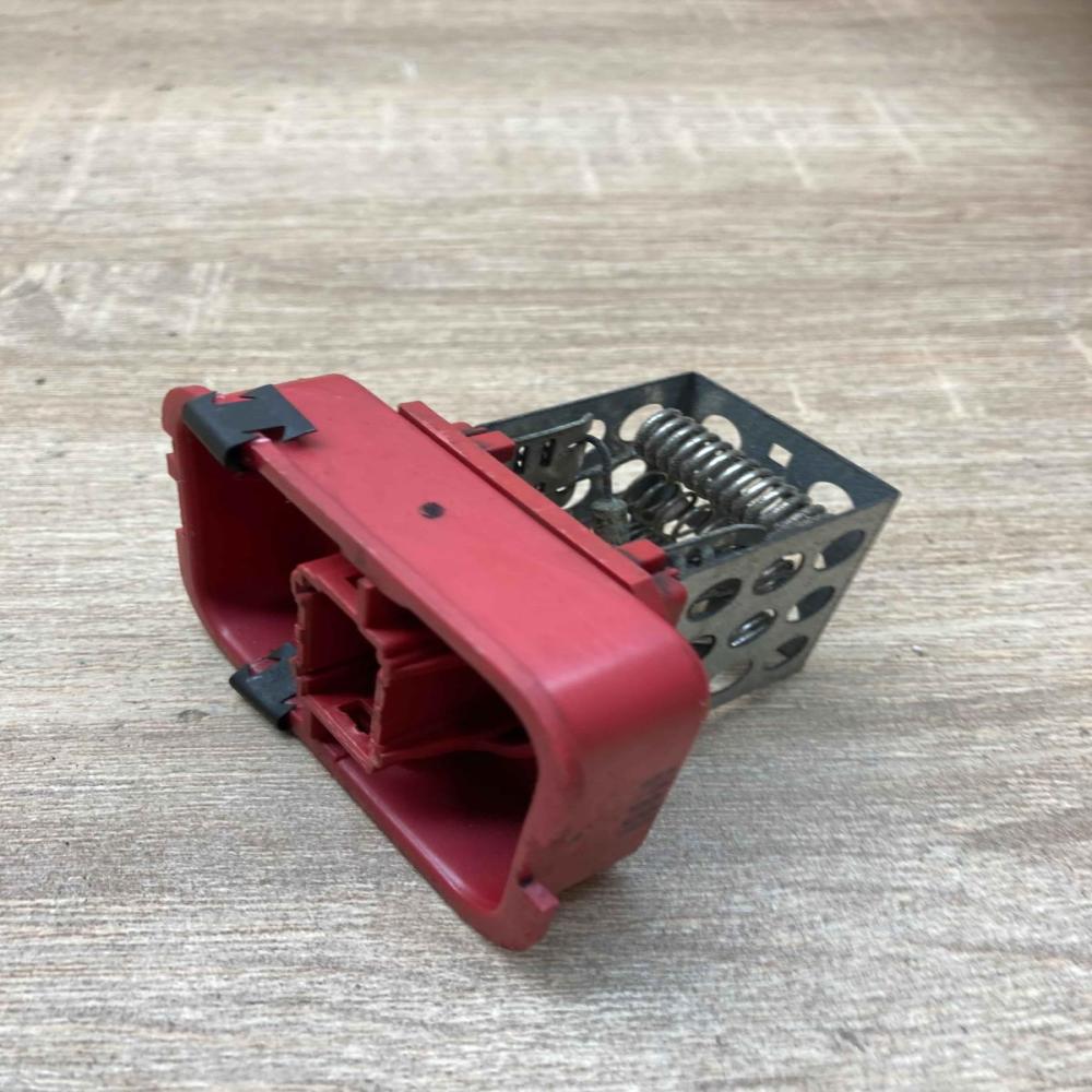 39090003   Heater blower motor/fan resistor Opel Zafira B