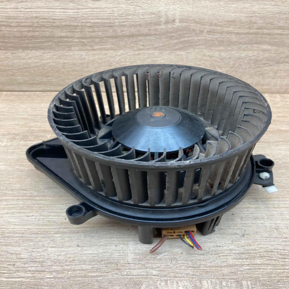 8E2820021E  With Plug Heater fan/blower Audi A4 S4 B7 8E 8H