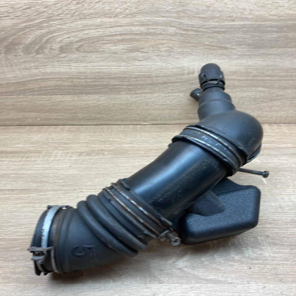 17880 37100   Air intake hose/pipe Toyota Prius (XW30)