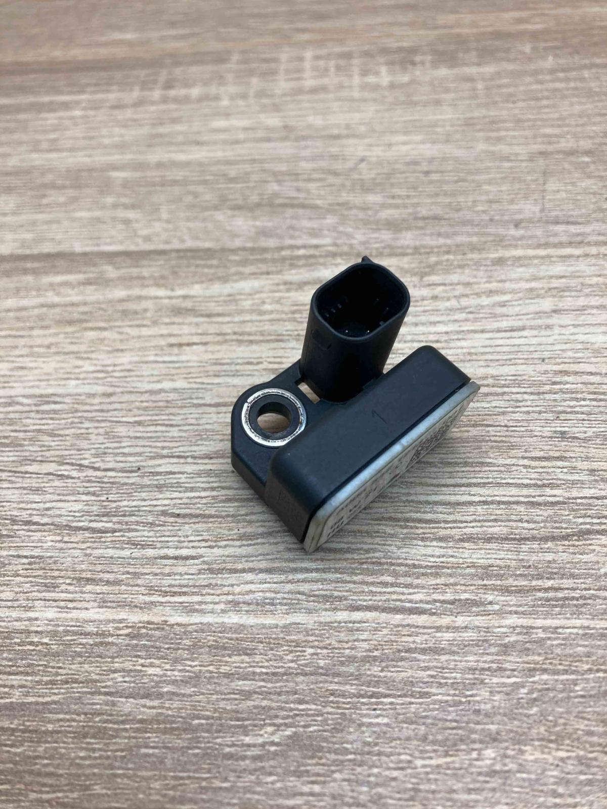 A0055421218   Airbag deployment crash/impact sensor Mercedes-Benz E C207 W207