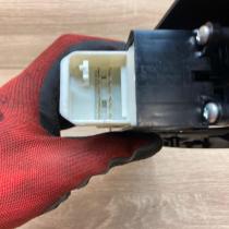 087 0J2D AF GEO024937 20933 Electric window control switch Toyota Auris E180