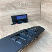 087 0J2D AF GEO024937 20933 Electric window control switch Toyota Auris E180