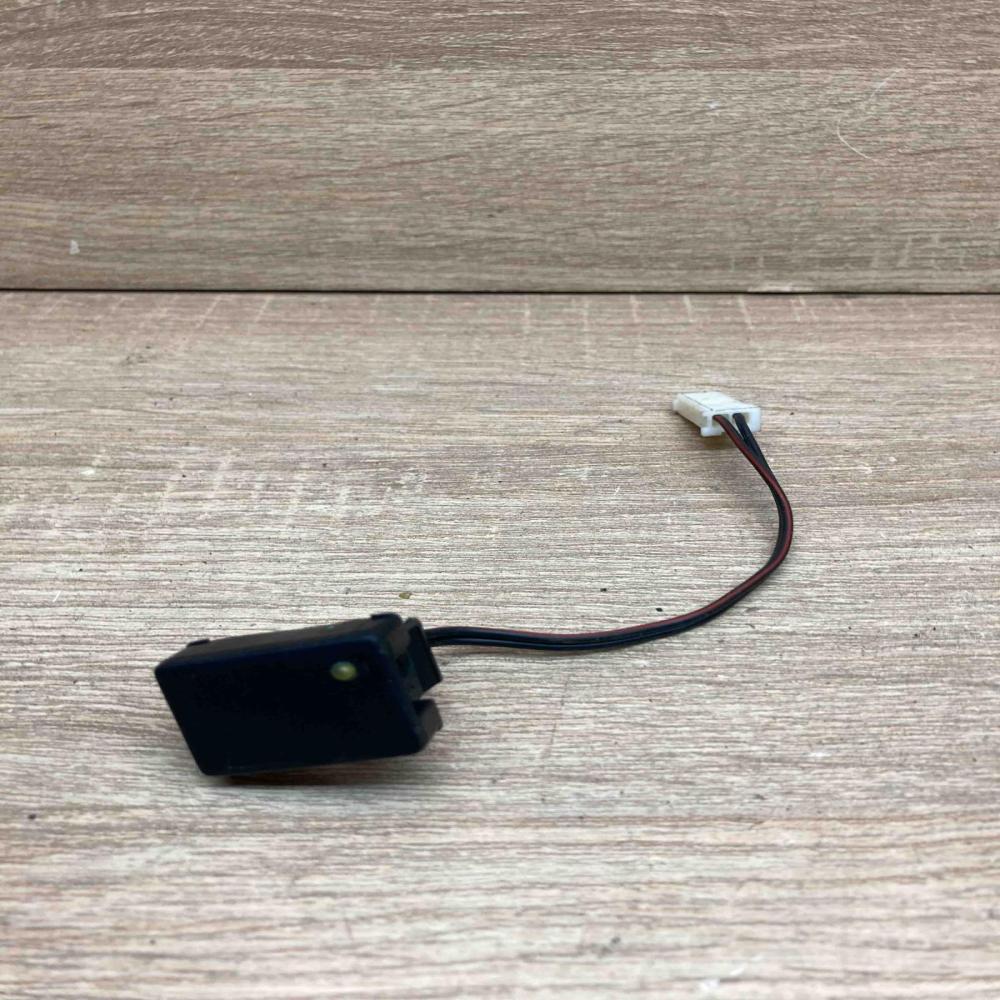 Toyota Button Switch Cover Trim   Other switches/knobs/shifts Toyota Avensis T25