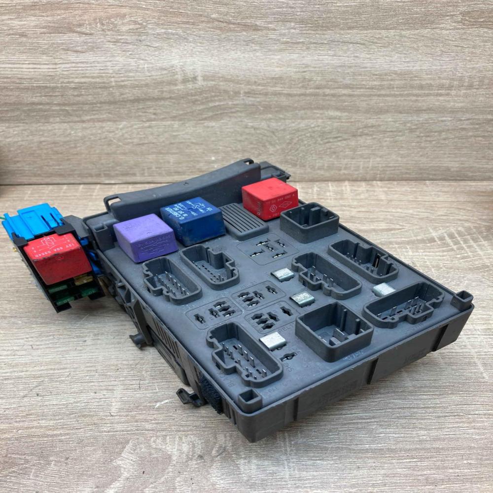 8200004201 E 21653295 1  Fuse module Renault Laguna II