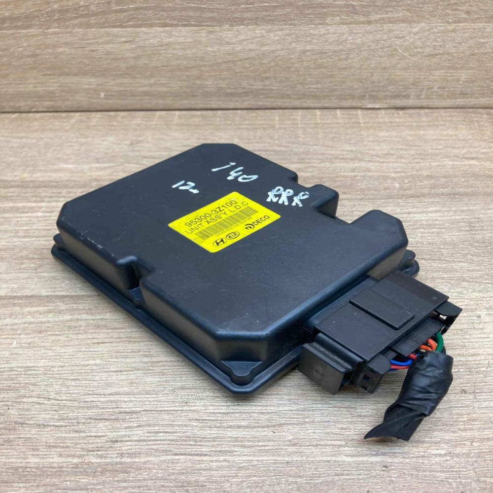 95300 3Z100  With Plug Voltage converter/converter module Hyundai i40