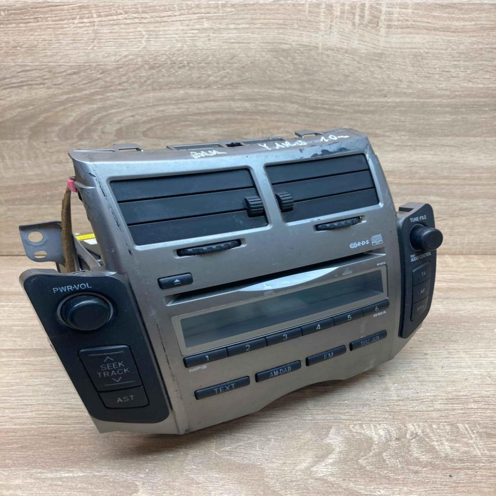 86120 0D520 123000 1560C101  Radio/CD/DVD/GPS head unit Toyota Yaris