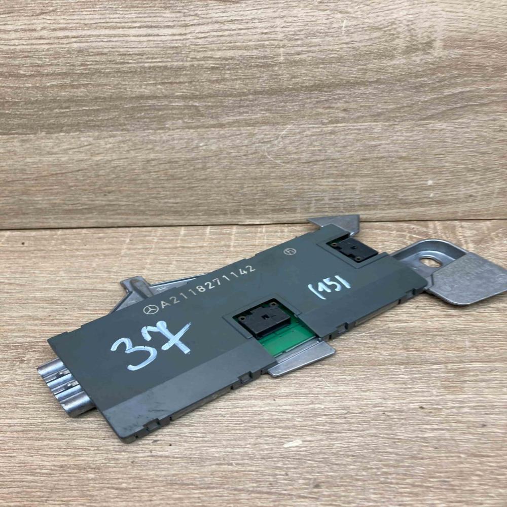 A2118271142   Aerial antenna amplifier Mercedes-Benz E W211