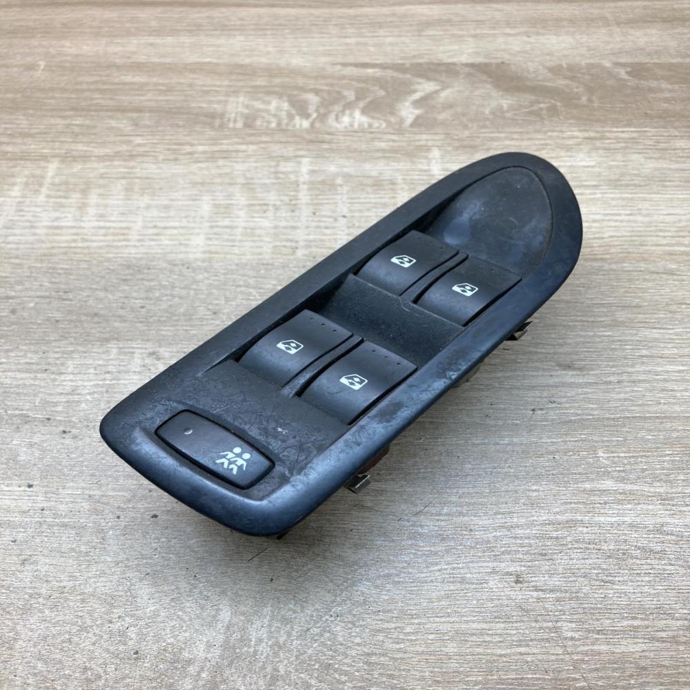 26515   Electric window control switch Renault Laguna II