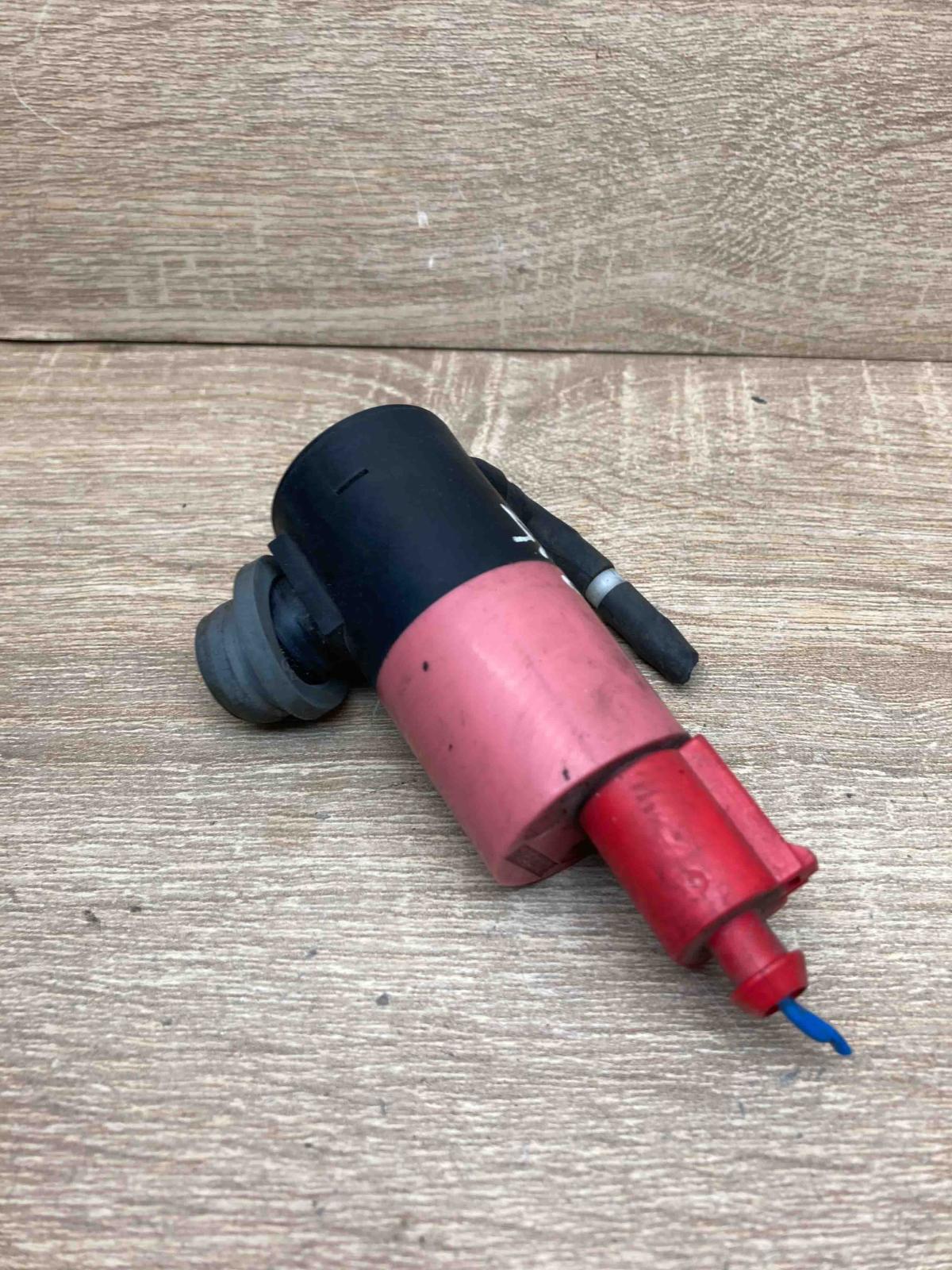 303581131  With Plug Windscreen/windshield washer pump Toyota Yaris