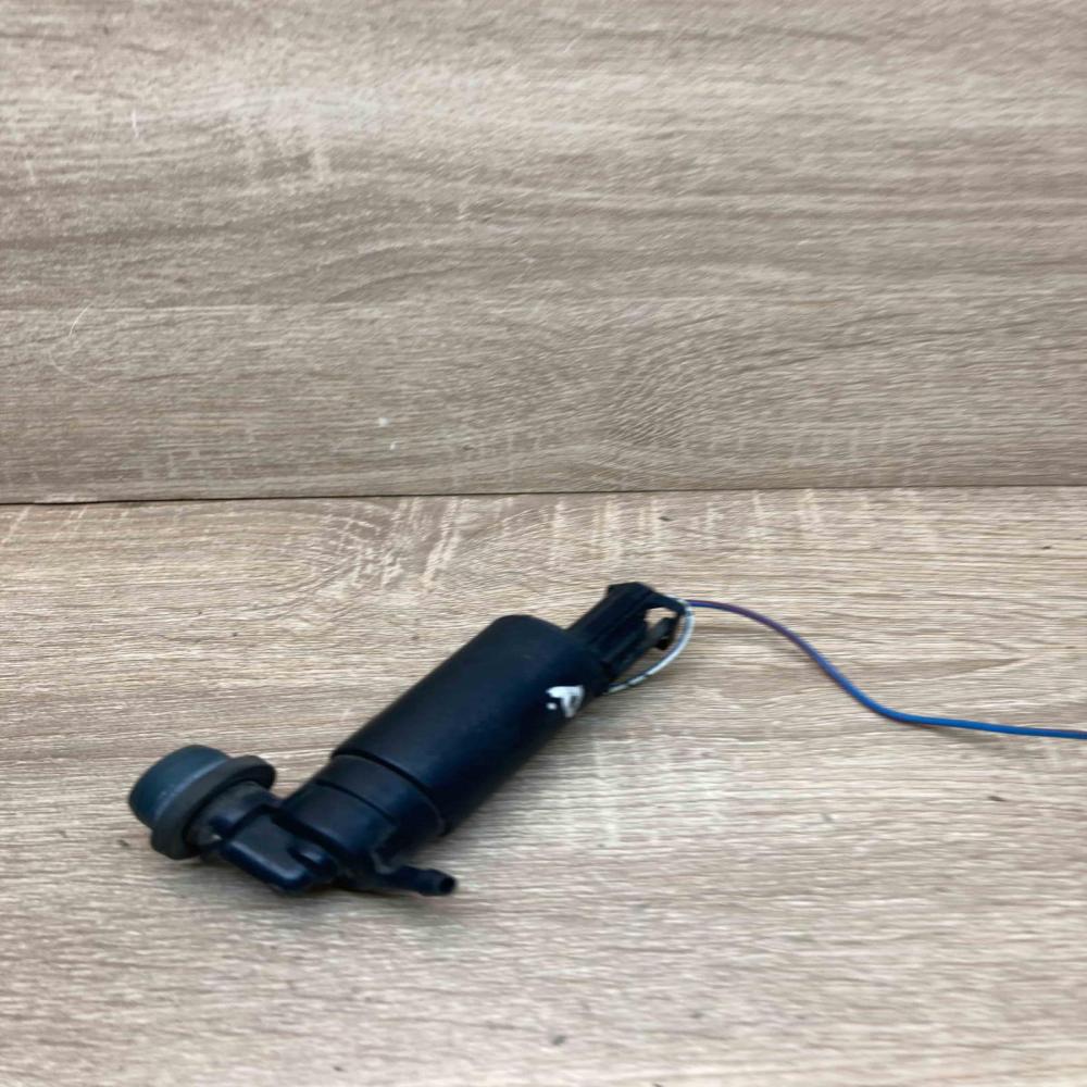 Toyota washer pump  With Plug Windscreen/windshield washer pump Toyota Avensis T