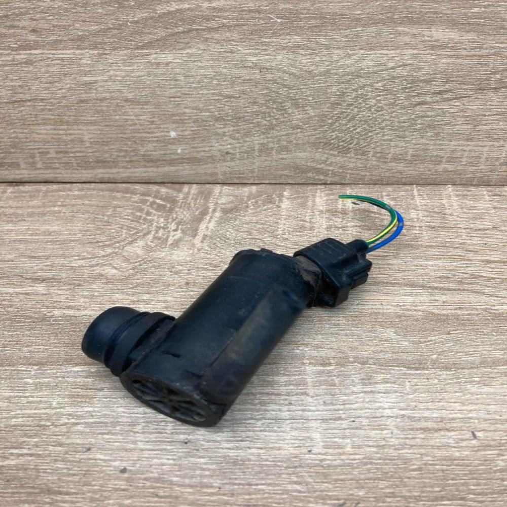 85330 33020 060210 386 With Plug Windscreen/windshield washer pump Toyota Avensi